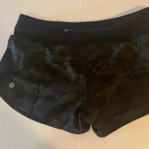 Lululemon— Speed Up MId Rise Lined short 2.5 inches - Picture 3 of 5